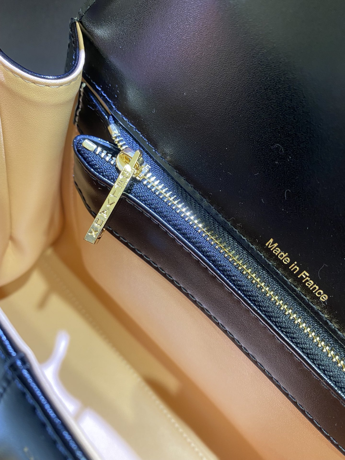 델보 브리앙 PM 박스백 유광 블랙